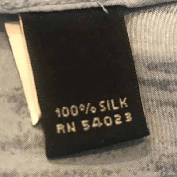 BANANA REPUBLIC BLUE & BLACK RUFFLE TOP SIZE SMALL - Picture 6 of 7